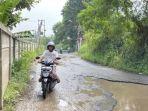 Pemotor-saat-melintas-Jalan-Sawah-Baru-atau-alternatif-IPB-University.jpg