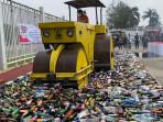 Pemkab Bogor Musnahkan Minuman Keras Ilegal, 13.000 Botol Digilas Alat Berat di Stadion Pakansari