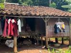 Penampakan-gubuk-kecil-yang-ditinggali-oleh-satu-keluarga-di-Kampung-Sukajadi-Desa-Mekarsar.jpg