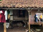 Penampakan-gubuk-kecil-yang-ditinggali-oleh-satu-keluarga-di-Kampung-Sukajadi.jpg