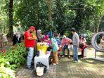 Penjual-jamu-gendong-KRB-di-buru-pengunjung-Rabu-452022.jpg