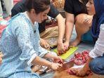Penyanyi-dangdut-Dewi-Perssik-memotong-daging-sapi-kurban.jpg