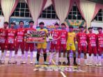 Penyerahan-hadiah-pada-juara-futsal-di-event-Fazzio-Youth-Festival-2025.jpg