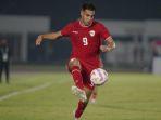 Pesepak-bola-Timnas-U-23-Indonesia-Jens-Raven-berusaha-mengontrol-bola-saat.jpg