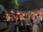 Peserta-pawai-obor-di-Kabupaten-Bogor-mengenakan-pakaian-unik-dalam-menyambut.jpg