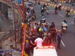 Petugas-memberikan-penanganan-terhadap-wanita-yang-akan-mengakhiri-hidupnya-dengan-melompa.jpg