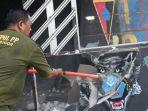 Petugas-menertibkan-bangunan-liar-di-sepanjang-Jalan-Raya-KSR-Dadi-Kusmayadi.jpg