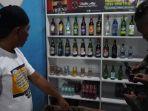 Petugas-menyita-ratusan-botol-minuman-keras-hasil-razia.jpg