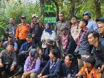 Pj-Bupati-Bogor-Asmawa-Tosepu-bersama-jajaran-saat-di-Gunung-Salak-Bogor.jpg