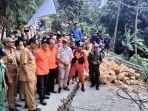 Plt-Bupati-Bogor-Iwan-Setiawan-tinjau-lokasi-pegerakan-tanah-di-Kampung-Curug.jpg