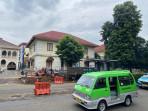 Pohon-beringin-besar-yang-tumbang-di-depan-Gereja-Katedral-pada-semalam-sudah-ditanga.jpg