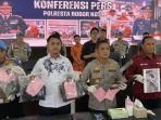 Polisi-saat-menunjukan-barang-bukti-insiden-pembunuhan-Rojali.jpg