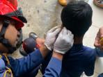 Proses-evakuasi-kail-pancing-yang-tersangkut-di-telinga-remaja.jpg