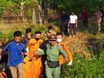 Proses-evakuasi-mayat-korban-tenggelam-di-wilayah-Desa-Hambalang-Kecamatan-Citeureup.jpg