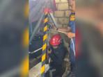 Proses-evakuasi-mesin-pompa-air-milik-warga-Desa-Sukamantri.jpg