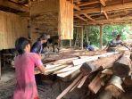 Proses-penggesekkan-pohon-menjadi-bahan-material-Jumat-1542022.jpg