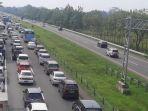 Puluhan-ribu-kendaraan-melintas-di-tol-Palimanan-KM-110-111.jpg