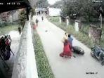 Rekaman-Cctv-emak-emak-gagalkan-aksi-pelarian-pelaku-pencurian-tabung-gas.jpg