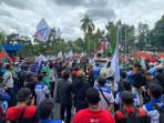 Ribuan-buruh-menggelar-aksi-unjuk-rasa-di-depan-Kantor-Bupati-Bogor-menolak-upah-murah.jpg