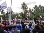 Ribuan-buruh-menggelar-aksi-unjuk-rasa-di-depan-Kantor-Bupati-Bogor.jpg