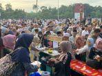 Ribuan-warga-menikmati-jajanan-UMKM-gratis.jpg