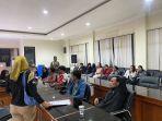 Satpol-PP-Kabupaten-Bogor-mengamankan-wanita-open-BO.jpg