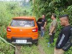 Satu-unit-mobil-terperosok-ke-selokan-di-area-Agrowisata-Lembah-Cisadane-Desa-Putatnutug.jpg