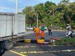 Satu-unit-truk-nomor-polisi-B-9101-JYT-bermuatan-bata-hebel-menabrak-pembatas-jalan.jpg