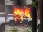 Sebuah-mobil-terbakar-di-Jalan-Raya.jpg