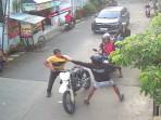 Seorang-pria-di-wilayah-Kecamatan-Cibinong-Kabupaten-Bogor-lakukan-pemukulan-terhadap-sej.jpg