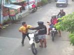 Seorang-pria-di-wilayah-Kecamatan-Cibinong-pukul-warga.jpg