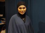 Sivia-Azizah-hijab-hitam.jpg