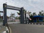 Suasana-terkini-di-depan-gerbang-menuju-Kantor-Bupati-Bogor-jelang-aksi-unjuk-rasa.jpg