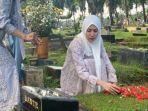 Tamara-Tyasmara-saat-berziarah-ke-makam-putranya-Dante.jpg