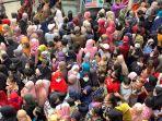 Tampak-masyarakat-berdesakan-sembari-gendong-anak.jpg