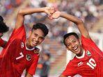 Timnas-U22-Indonesia-Marselino-Ferdinan-kiri-dengan-Beckham-Putra-Nugraha.jpg