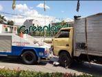 Truk-Box-Pengangkut-Solar-Diderek-Menuju-Pos-Laka-Lantas-Pondok-Udik.jpg