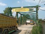 Truk-melintas-di-Jembatan-Leuwiranji.jpg