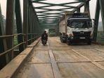 Truk-tambang-melintas-di-Jembatan-Gunungsindur-Kabupaten-Bogor.jpg