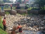 Tumpukan-sampah-di-aliran-irigasi-Setu-Cikaret-yang-berada-di-wilayah-Kelurahan-Harapan-Jaya.jpg