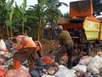 Tumpukan-sampah-di-sekitar-pemukiman-RT-44-Desa-Waru-Jaya-Kecamatan-Parung-Kabupaten.jpg