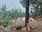 Tumpukan-sampah-di-sekitar-pemukiman-RT-44-Desa-Waru-Jaya-Kecamatan-Parung.jpg