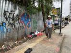 Tumpukan-sampah-masih-terlihat-di-Gang-Belong-Jalan-Roda-Suryakencana.jpg