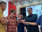 Tunanetra-saat-mencoba-fitur-layanan-Inara-di-Sistem-Aplikasi-SiBadra-milik-Pemkot-B.jpg