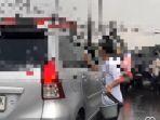 Video-seorang-pria-melempar-busa-ke-kaca-mobil-di.jpg