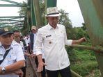 Wakil-Bupati-Bogor-Ade-Ruhandi-atau-Jaro-Ade-meninjau-Jembatan-Leuwiranji.jpg