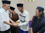 Wakil-Menteri-Sosial-Agus-Jabo-Priyono-saat-memberikan-santunan-kepada-kelua.jpg