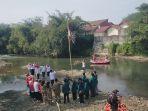 Warga-Kampung-yang-tinggal-di-bantaran-Sungai-Ciliwung.jpg