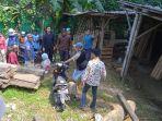 Warga-mengevakuasi-pengendara-motor-yang-tersangkut.jpg