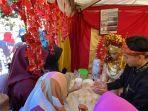 Warga-sedang-mangantre-makanan-khas-Sumatera-Selatan-dalam-Festival-Budaya.jpg